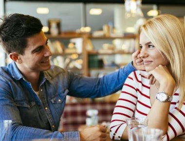 Negging: Η «τρομακτική» μέθοδος για να ξελογιάσετε κάποιον - Ξέρετε πώς λειτουργεί;